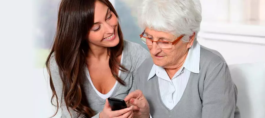 Mujer joven junto a mujer adulta