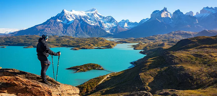 un hombre cerca de unas montañas en Chile