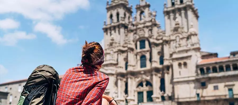 una mujer con mochila recorriendo España